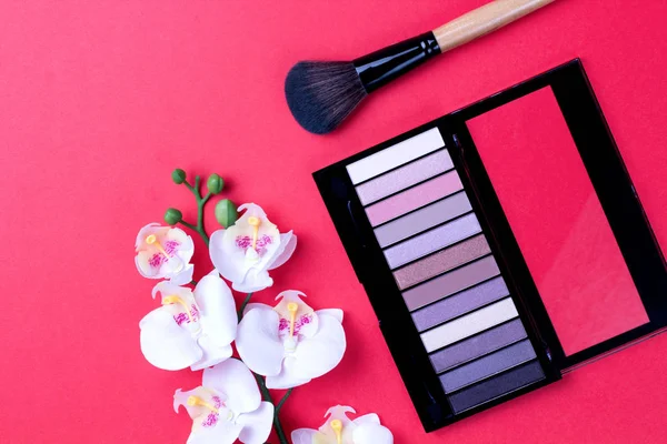 Conjunto de cosméticos decorativos em um fundo colorido vista superior — Fotografia de Stock