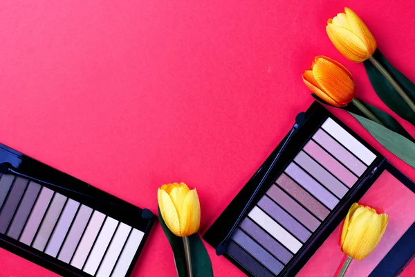 Conjunto de cosméticos decorativos em um fundo colorido vista superior — Fotografia de Stock