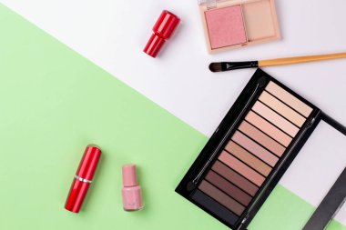Renkli bir arka plan üst görünümünde dekoratif kozmetik seti