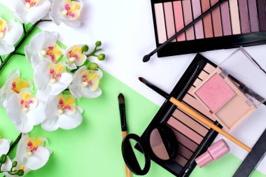 Renkli bir arka plan üst görünümünde dekoratif kozmetik seti