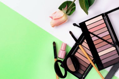 Renkli bir arka plan üst görünümünde dekoratif kozmetik seti