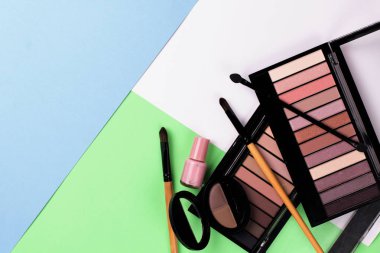 Renkli bir arka plan üst görünümünde dekoratif kozmetik seti