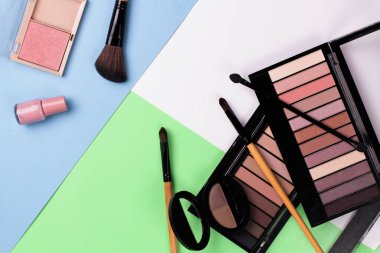 Renkli bir arka plan üst görünümünde dekoratif kozmetik seti