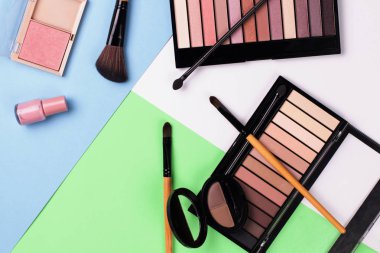 Renkli bir arka plan üst görünümünde dekoratif kozmetik seti