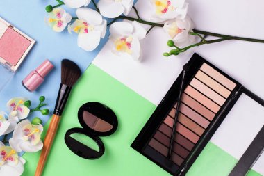 Renkli bir arka plan üst görünümünde dekoratif kozmetik seti