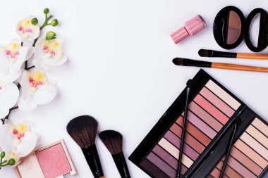 Beyaz arka plan üst görünümünde dekoratif kozmetik seti