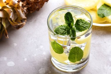 Ananas ve nane ile infüzyon detoks suyu. Yaz içkisi