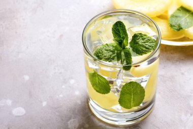 Ananas ve nane ile infüzyon detoks suyu. Yaz içkisi