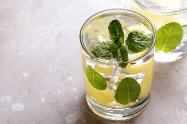 Ananas ve nane ile infüzyon detoks suyu. Yaz içkisi