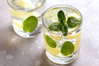 Ananas ve nane ile infüzyon detoks suyu. Yaz içkisi