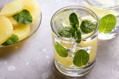 Ananas ve nane ile infüzyon detoks suyu. Yaz içkisi