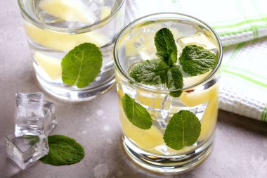 Ananas ve nane ile infüzyon detoks suyu. Yaz içkisi