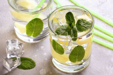 Ananas ve nane ile infüzyon detoks suyu. Yaz içkisi