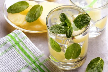 Ananas ve nane ile infüzyon detoks suyu. Yaz içkisi