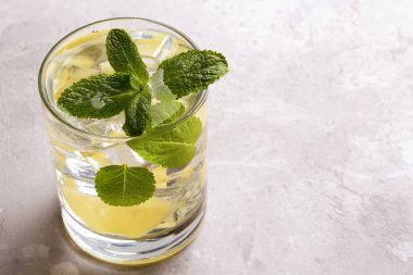 Ananas ve nane ile infüzyon detoks suyu. Yaz içkisi