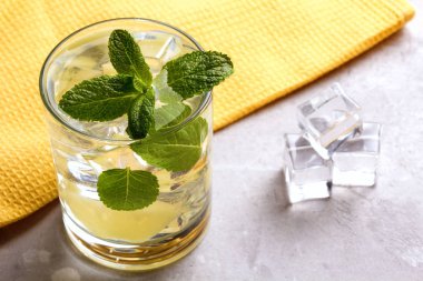 Ananas ve nane ile infüzyon detoks suyu. Yaz içkisi