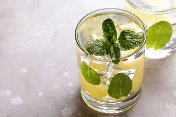 Ananas ve nane ile infüzyon detoks suyu. Yaz içkisi