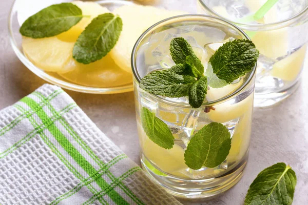 Podawać wody detox z ananasem i mięty. Napój letni — Zdjęcie stockowe