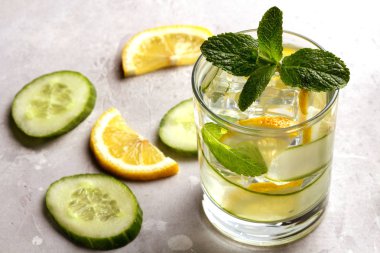 Salatalık, limon ve nane ile infüzyon su. Detoks suyu