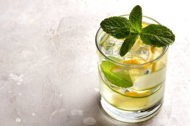 Salatalık, limon ve nane ile infüzyon su. Detoks suyu