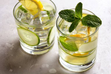 Salatalık, limon ve nane ile infüzyon su. Detoks suyu