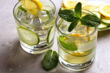 Salatalık, limon ve nane ile infüzyon su. Detoks suyu