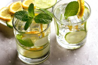 Salatalık, limon ve nane ile infüzyon su. Detoks suyu