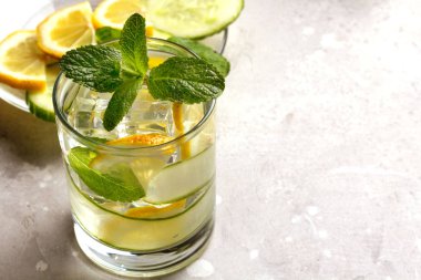 Salatalık, limon ve nane ile infüzyon su. Detoks suyu