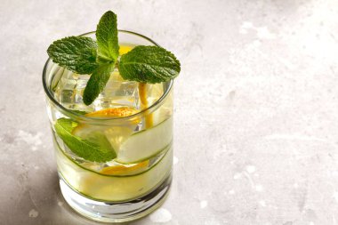 Salatalık, limon ve nane ile infüzyon su. Detoks suyu