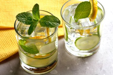 Salatalık, limon ve nane ile infüzyon su. Detoks suyu