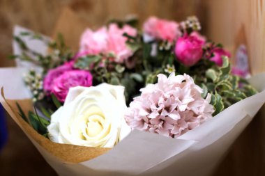 Odaklanmamış çiçekler. Bulanık çiçek arka plan. Gül