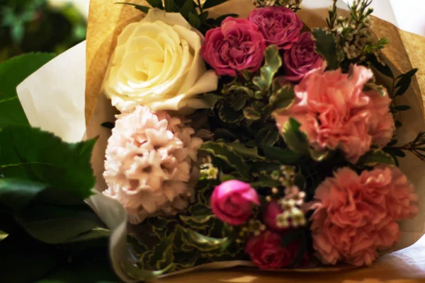 Λουλούδια χωρίς εστίαση. Θολή floral φόντο. Τριαντάφυλλα — Φωτογραφία Αρχείου