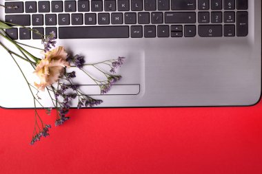 Masada çiçek ve kozmetik ile Laptop. Serbest çalışan çalışma alanı.