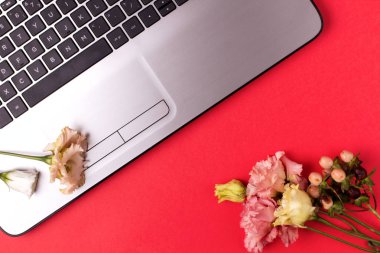 Masada çiçek ve kozmetik ile Laptop. Serbest çalışan çalışma alanı.