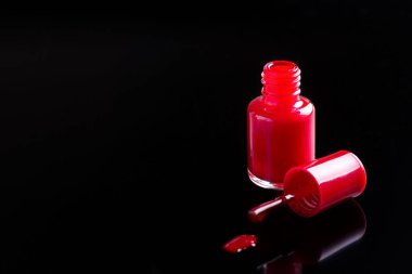 Siyah arkaplanda oje