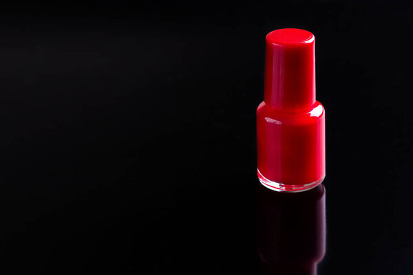 лак для ногтей на черном фоне