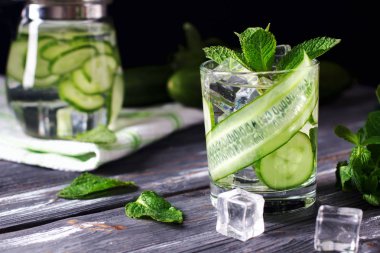 Nane şekerli salatalık içeceği. Detoks suyu.