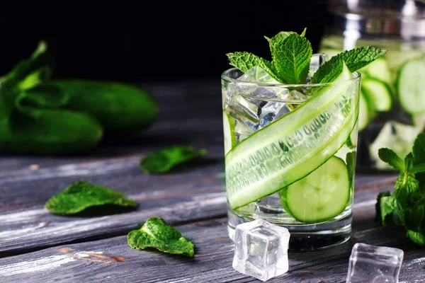 Geïnfundeerde komkommerdrank met munt. Detoxwater. — Stockfoto