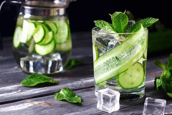 Geïnfundeerde komkommerdrank met munt. Detoxwater. — Stockfoto