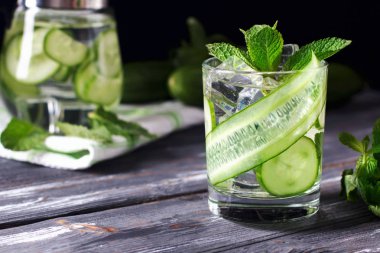 Nane şekerli salatalık içeceği. Detoks suyu.