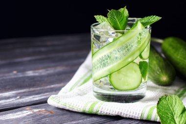 Nane şekerli salatalık içeceği. Detoks suyu.