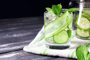 Nane şekerli salatalık içeceği. Detoks suyu.