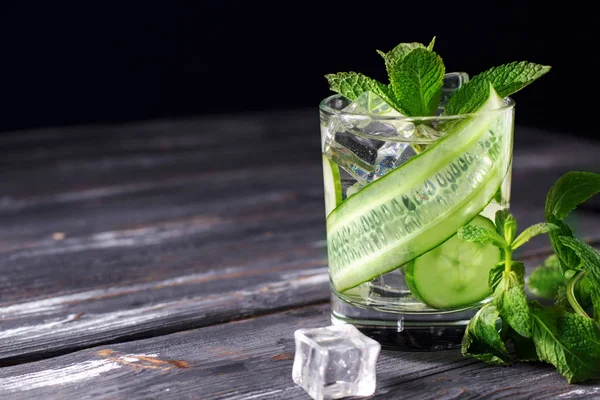 Bebida de pepino infundido con menta. Agua de desintoxicación. — Foto de Stock