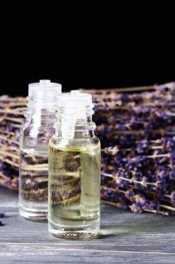 Lavanta çiçekleri ve bitkisel yağ. Seçici odaklama.