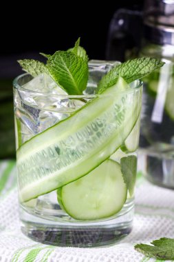 Nane ile infüzyon salatalık içecek. Detoks suyu. Seçici odaklama