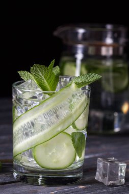 Nane ile infüzyon salatalık içecek. Detoks suyu. Seçici odaklama