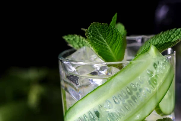 Bebida de pepino infundido con menta. Agua desintoxicada.Enfoque selectivo — Foto de Stock