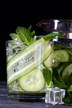 Nane ile infüzyon salatalık içecek. Detoks suyu. Seçici odaklama