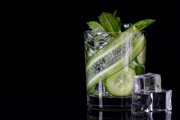 Infused cucumber drink with mint. Detox water.Selective focus — Stock Photo, Image