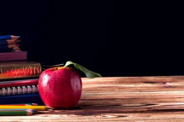 Siyah arka plandaki okula geri dönelim. Okul suples